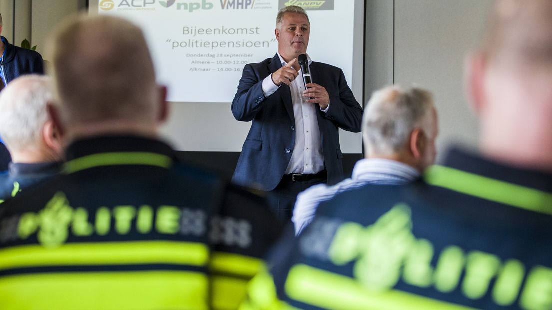 Van de Kamp spreekt de politie toe.