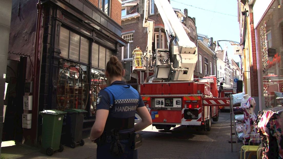 Brandweer met groot materieel in smalle Kleine Overstraat Deventer