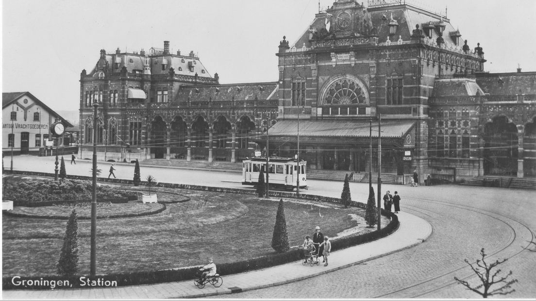Een tram rondom het station tussen 1935-1940
