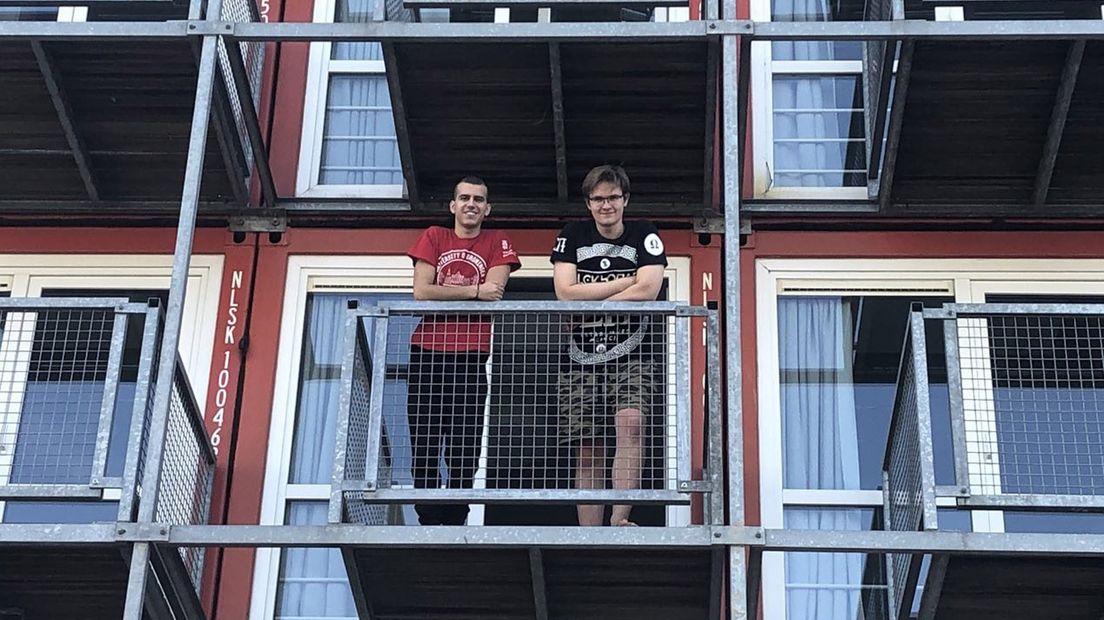 Twee studenten op hun nieuwe balkon