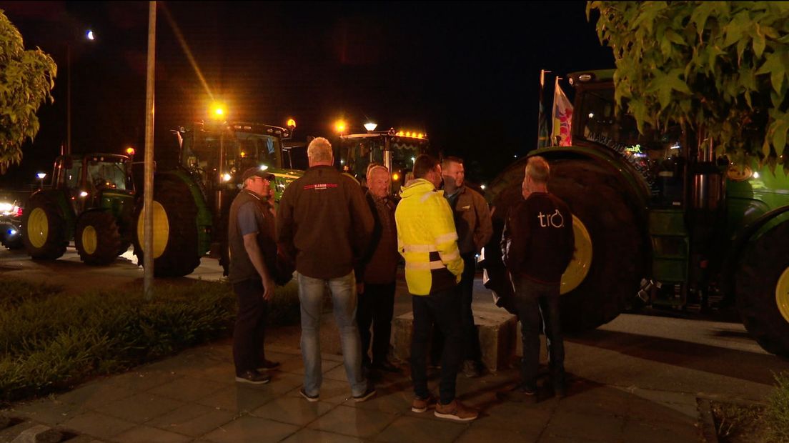 Boeren verzamelden op de parkeerplaats van de McDonald's in Nederweert.