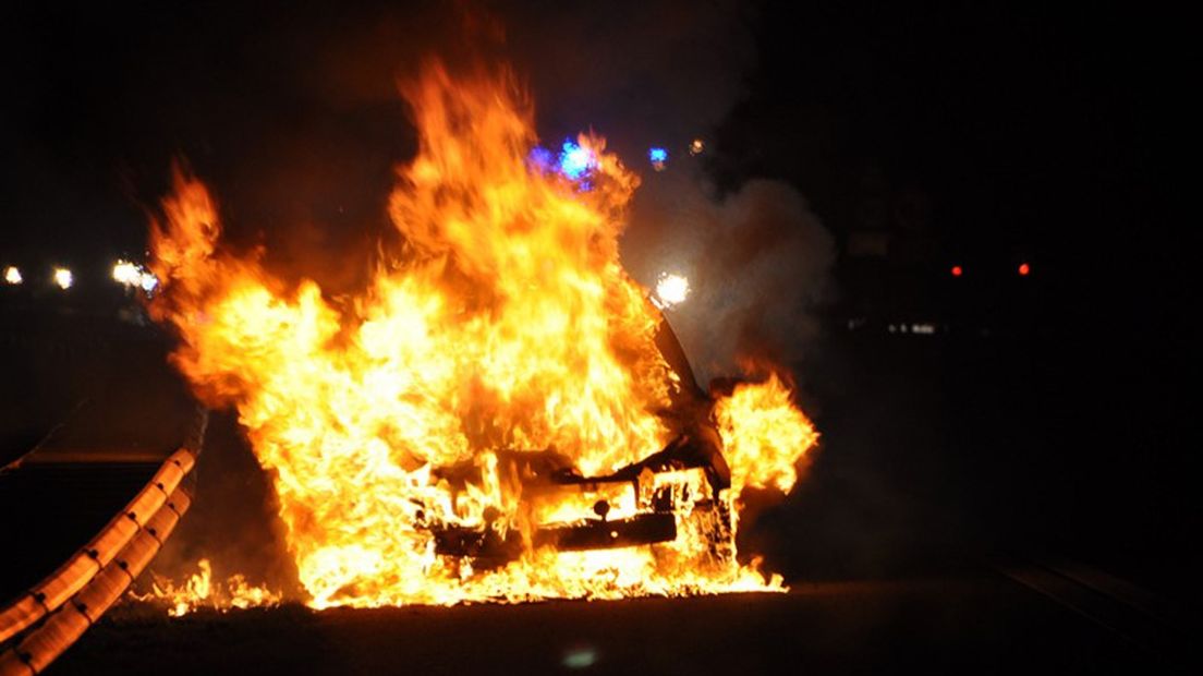 Auto brandt uit midden op snelweg RTV Noord