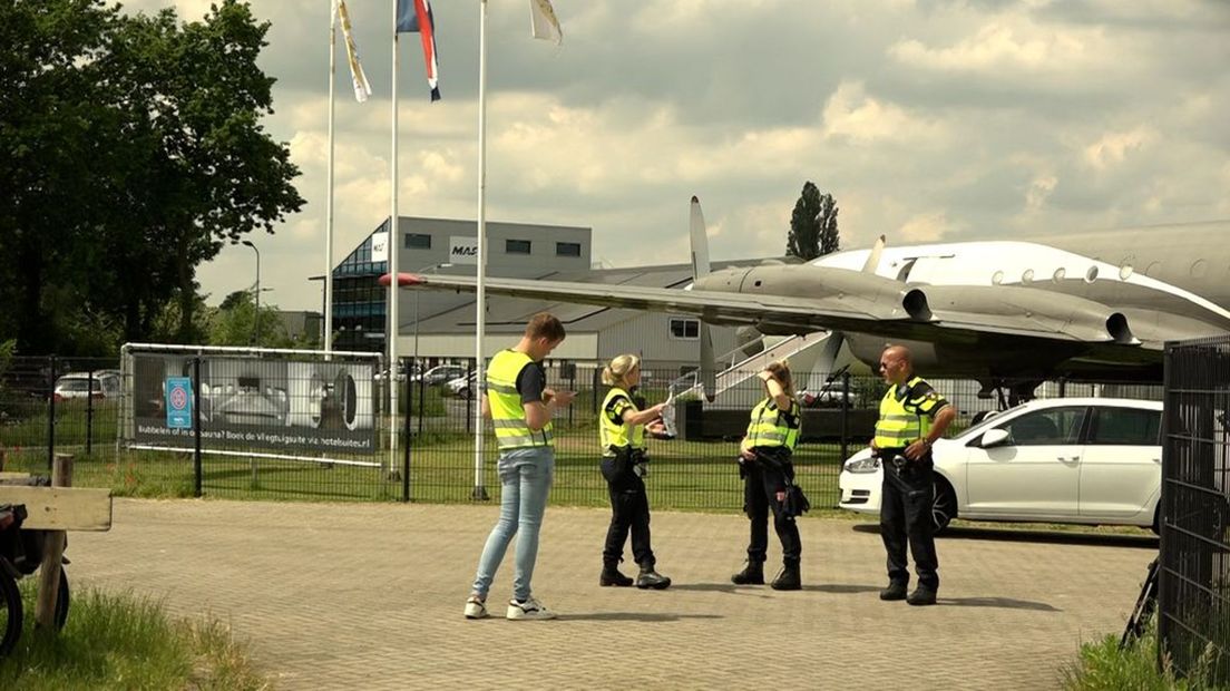 Politieagenten controleren bedrijven op het terrein van Vliegveld Teuge.