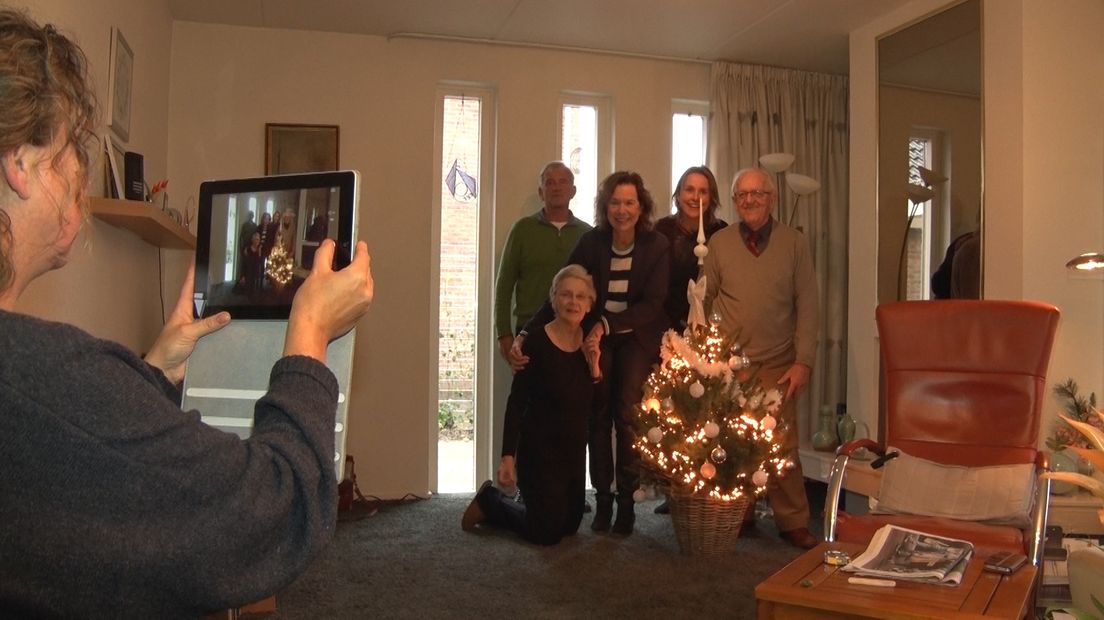 'Waar is dat aan te danken', vraagt de 84-jarige Johan zich af, wanneer Sonja Booms met een kerstboom voor zijn deur staat. Een goede buur is beter dan een verre vriend, ook in Westervoort.