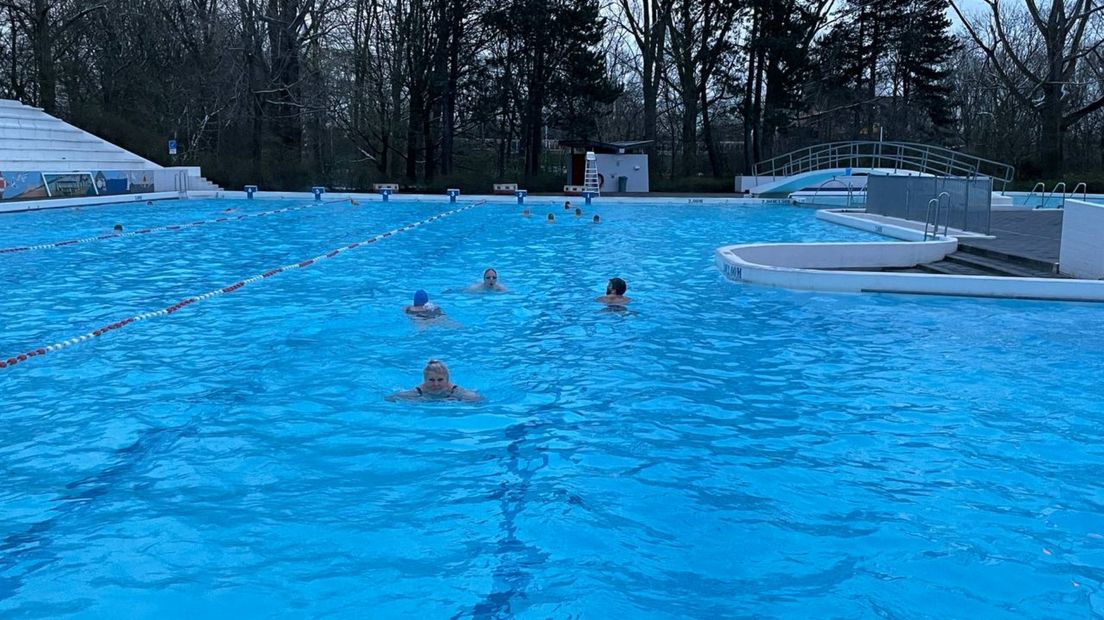 Zwemmers in het water van de Papiermolen (archief, ter illustratie)