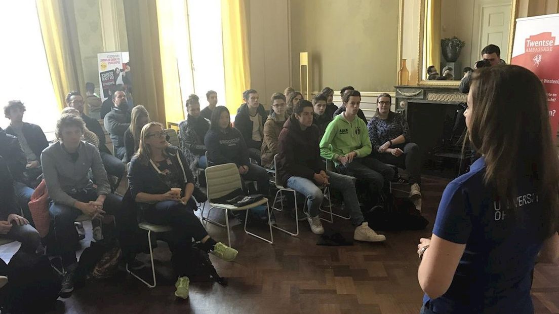 Tientallen scholieren aanwezig om meer te leren over de Universiteit Twente