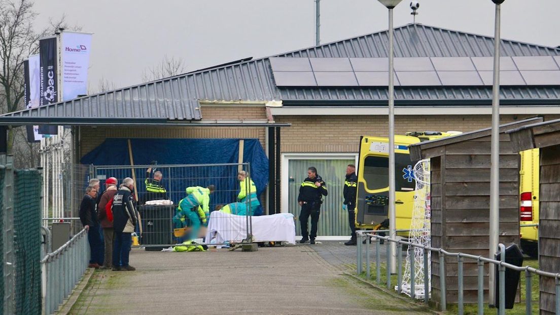 Man raakt zwaargewond op sportpark in Ootmarsum