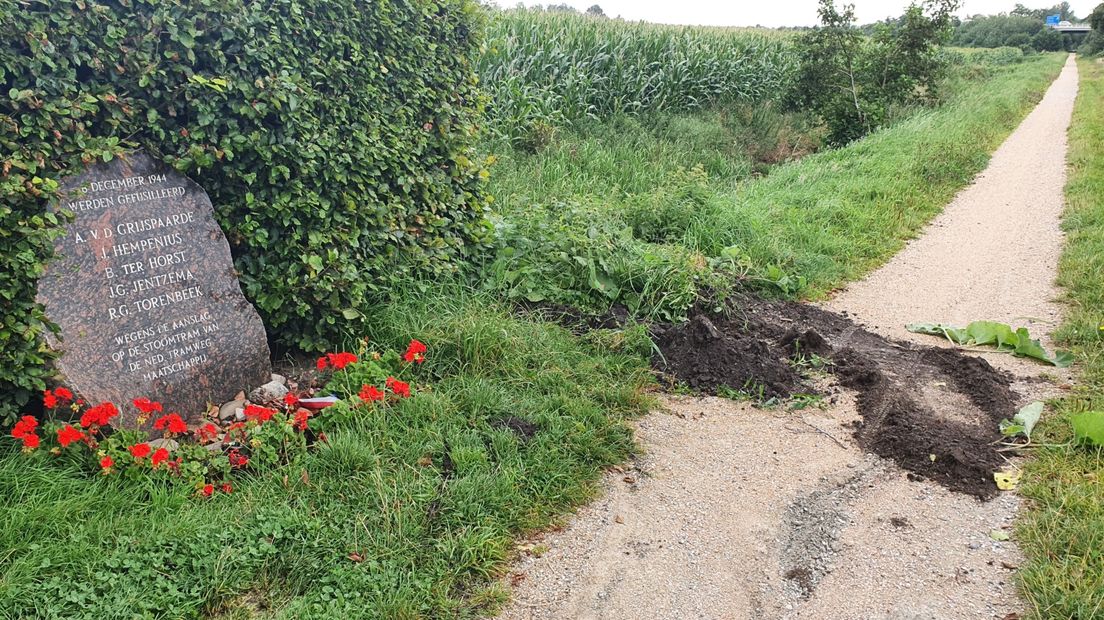 Het oorlogsmonument aan het Natuurpad in Marum en de plek waar het bankje stond