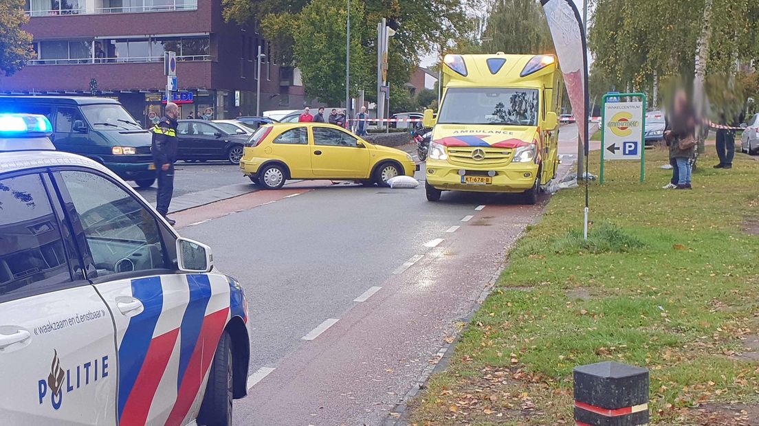 Twee gewonden bij aanrijding tussen scooter en auto in Emmen