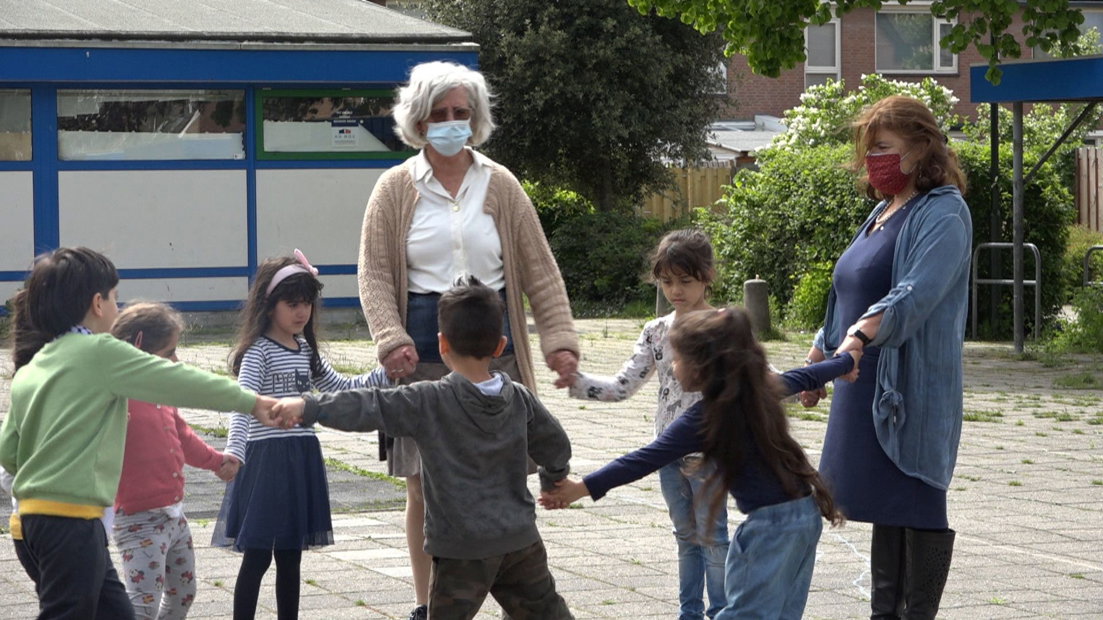 Zeynep en haar collega's begeleiden na schooltijd kinderen die een onderwijs- of taalachterstand hebben