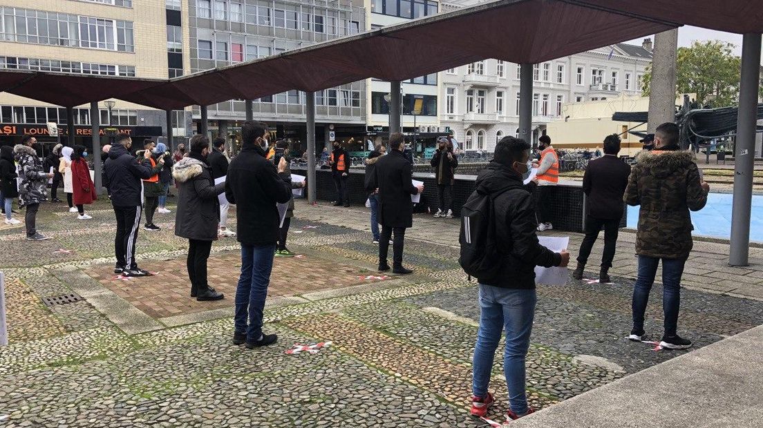 De groep stond met inachtneming van de maatregelen op het Willemsplein.