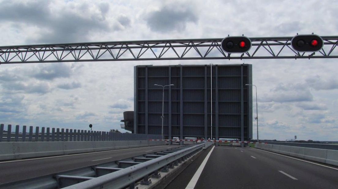 Geopende Ramspolbrug bij Kampen