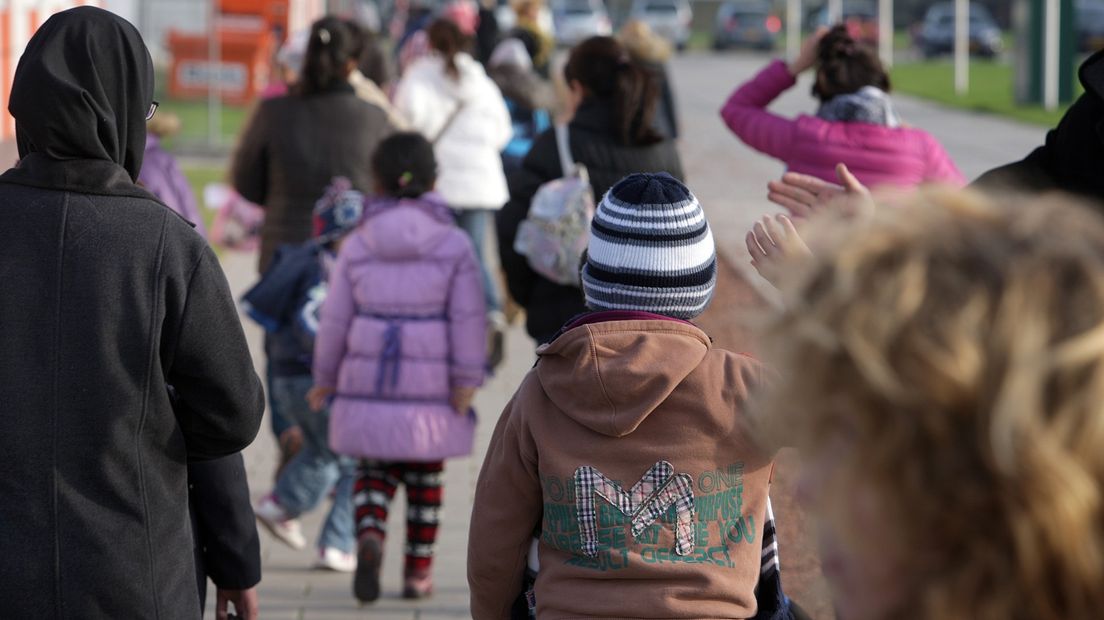 Schoolgaande kinderen bij het aanmeldcentrum in Ter Apel.