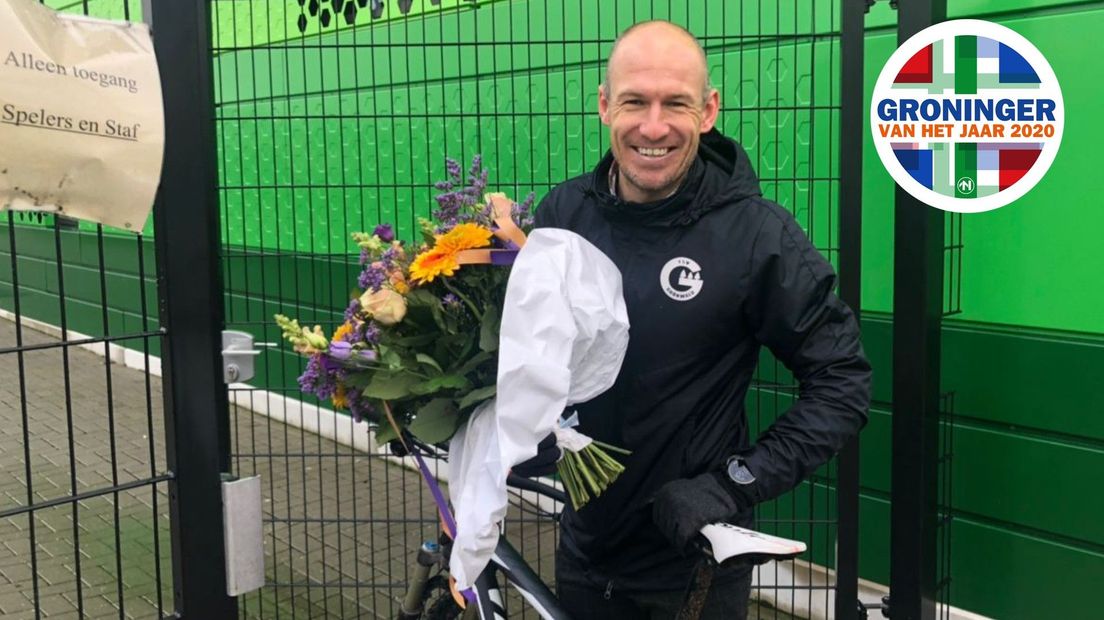 Robben met de oeuvreprijs plus bloemen