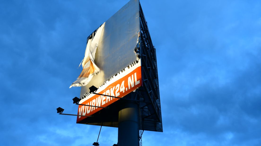 Drie mannen zijn zondagavond in een grote reclamemast langs de A12 bij Duiven geklommen om een wapperend doek weg te halen. De storm had het doek in stukken gereten. Enkele uren dreigde een stuk doek los te waaien, met het gevaar dat het op de A12 zou komen. Om 19.20 uur was het doek verwijderd en daarmee het gevaar geweken.