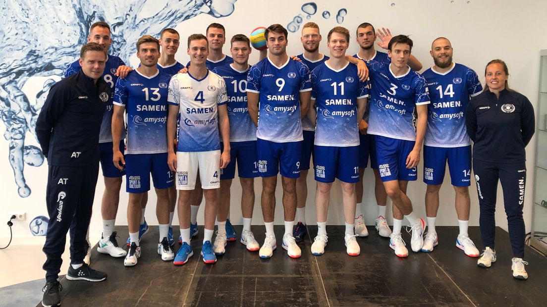 Spiegelaar (nummer 4) en Van Gent (nummer 11) op de teamfoto van vorig seizoen