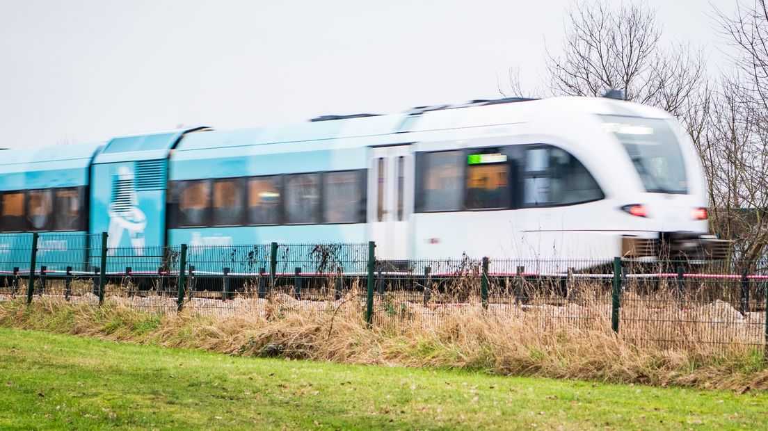 Een trein op lijn RS6 van Groningen naar Bad Nieuweschans