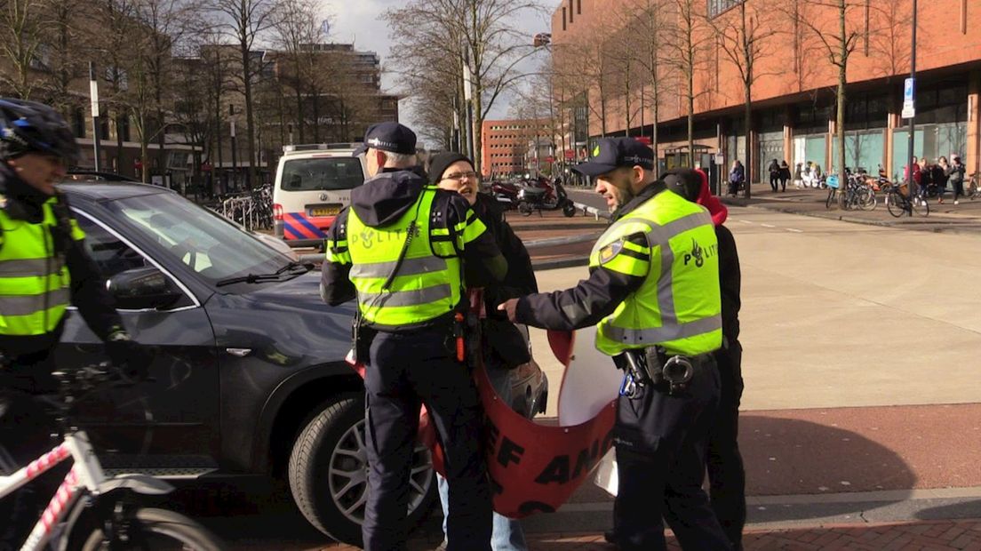 Protestgroep tegen Wilders door politie van plein gehaald