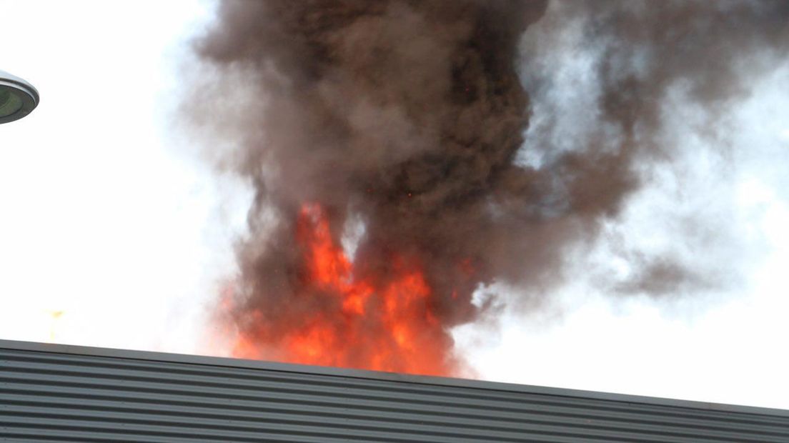Grote brand bij bedrijf in Hengelo