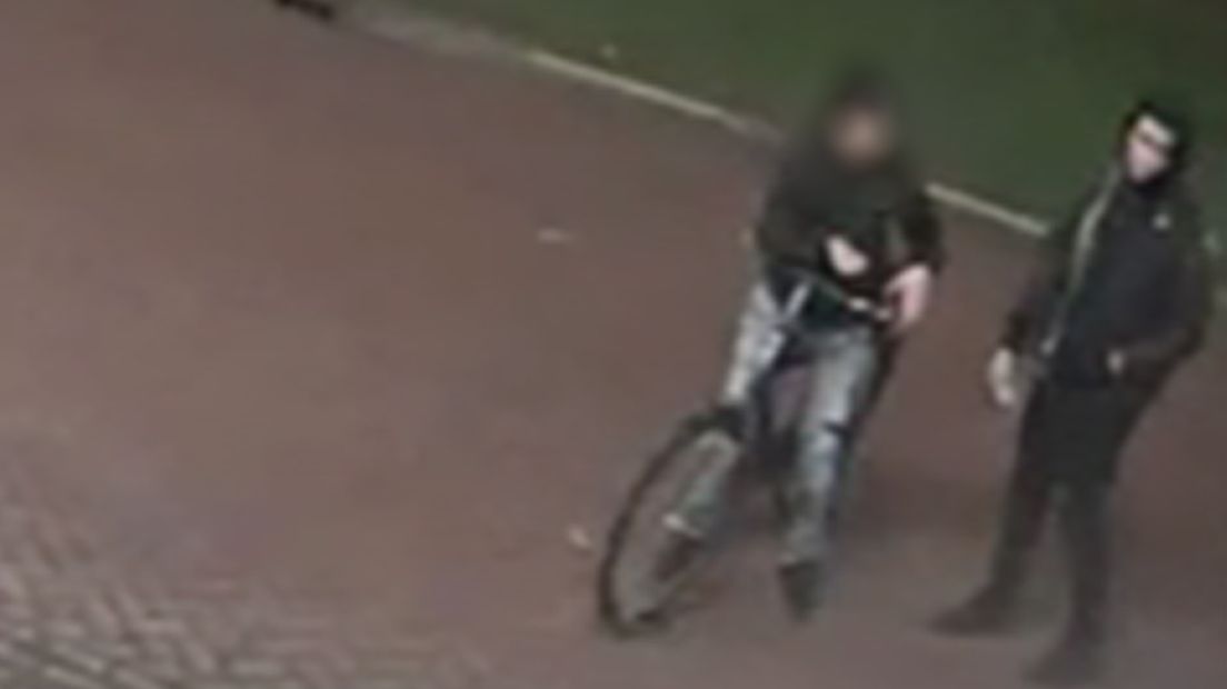 Politie maakt bewakingsbeeld openbaar van verdachten autobrand