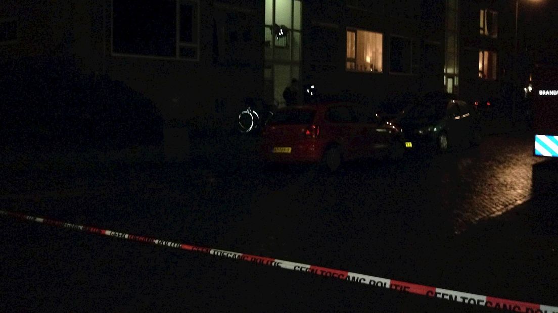 Afzetlint bij de flat in Hengelo