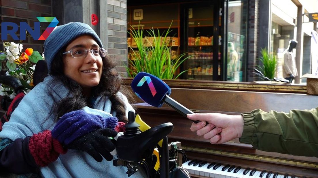 Rhea Elise Khoeblal met haar piano bij Dekker van de Vegt