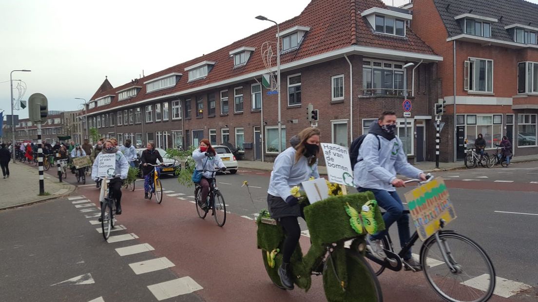 De actievoerders gingen op de fiets naar Amelisweerd.