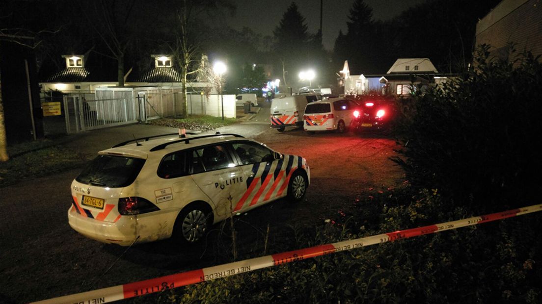 Op een woonwagenkamp aan de Deventerweg in Harderwijk is zaterdagavond geschoten. Daarbij is een 68-jarige bewoner gewond geraakt. Hij is naar het ziekenhuis gebracht.