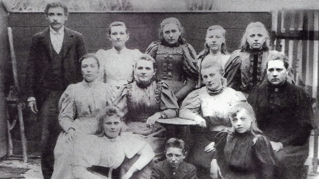 Antje Oldenburger en Bareld van der Veen (links) aan het werk bij de firma Nicolaas Bertram, 1896 (Rechten: Familie Vanderveen)
