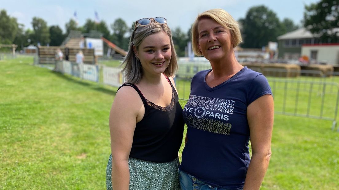 Renate (r) is vanaf het begin bij het evenement betrokken. Lotte (l) helpt dit jaar voor het eerst mee.