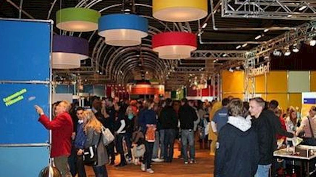 Studiebeurs in Zwolle voor zwevende scholier - RTV Oost