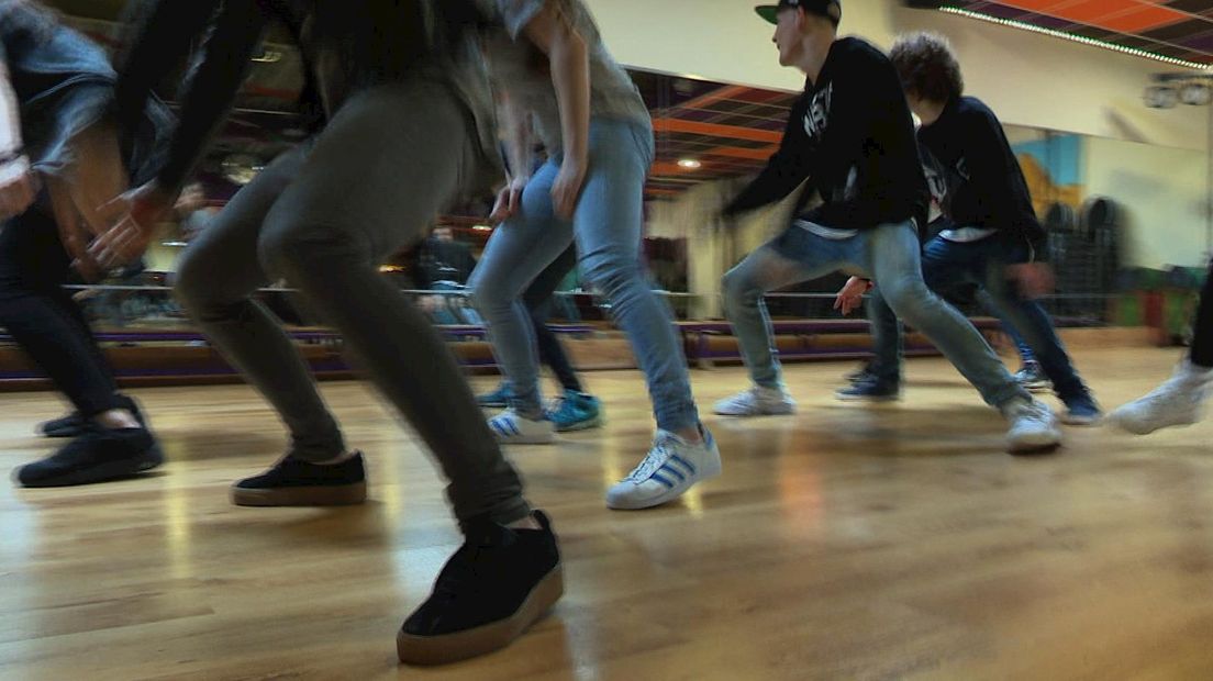 Dansgroep Chiel oefent choreografie uitvaart
