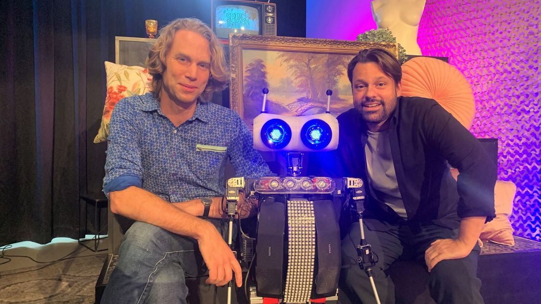 Robot Ravi tussen Daniël van Klaveren (rechts) en zijn ontwerper  Edwin Dertien (links).