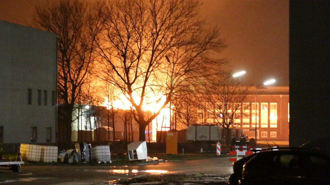 Vrijdagavond is een grote brand uitgebroken op het Industriepark Kleefse Waard in Arnhem-Noord. De brand is ontstaan in een droogoven van een houtbewerkingsbedrijf. Er zijn geen mensen gewond geraakt.