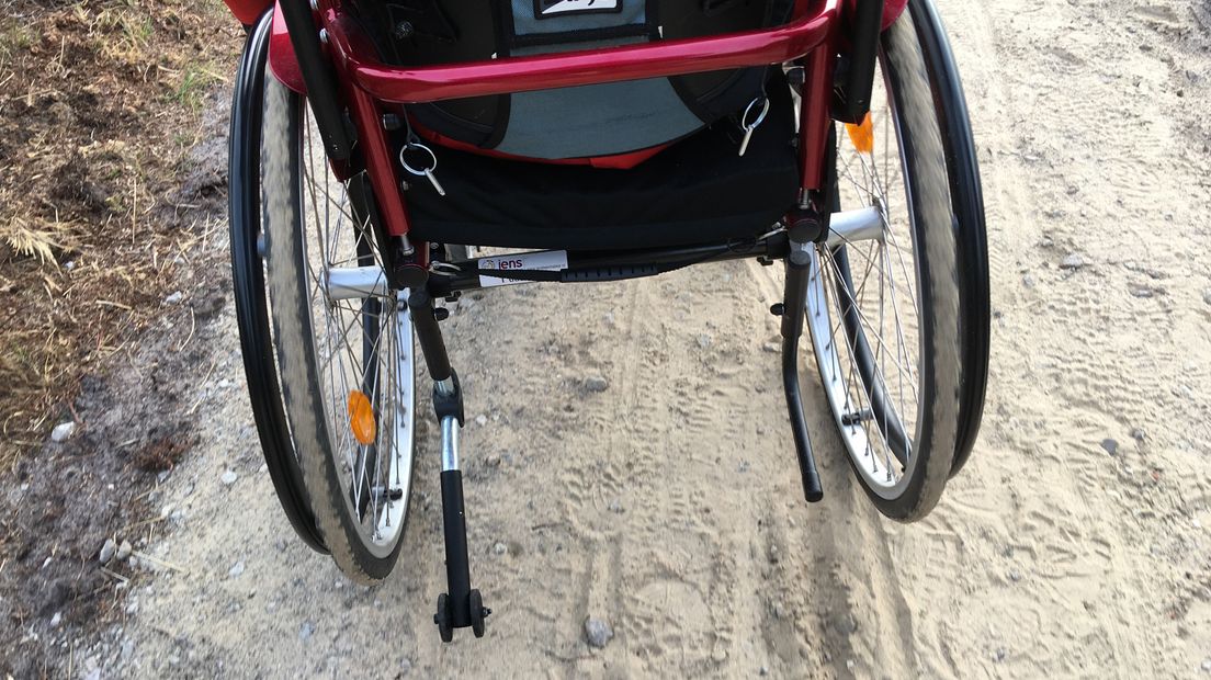Met een rolstoel het nieuwe mindervalidenpad uitproberen.