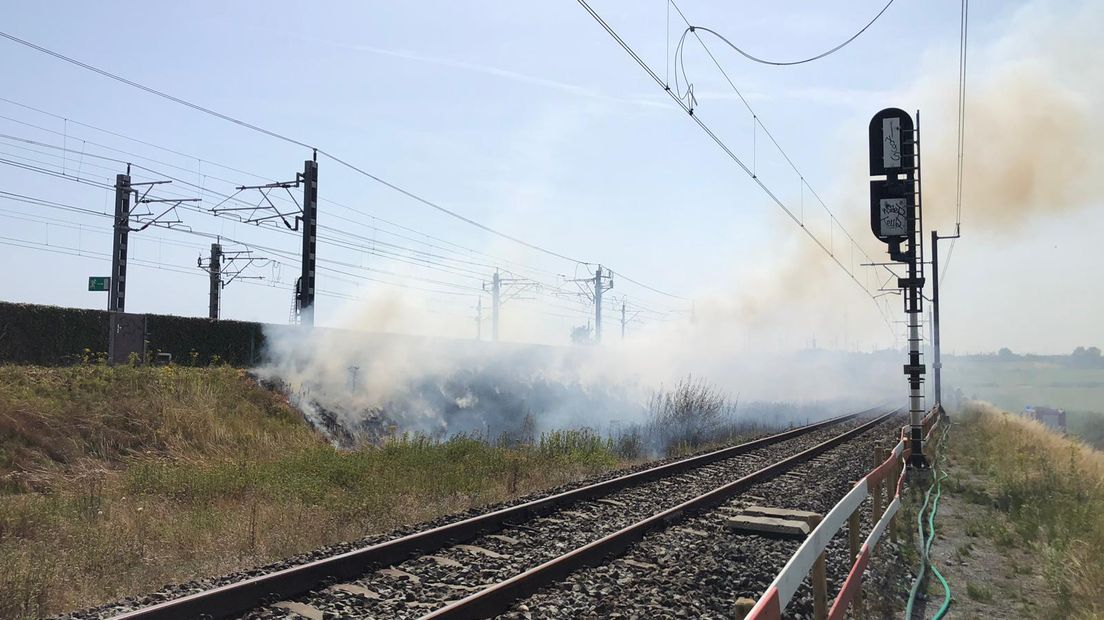 De berm naast het treinspoor bij Hattem heeft woensdagmiddag vlam gevat. Het treinverkeer werd enige tijd stilgelegd. Iets verderop, ter hoogte van de A50, is eveneens een stuk berm in brand gevlogen.