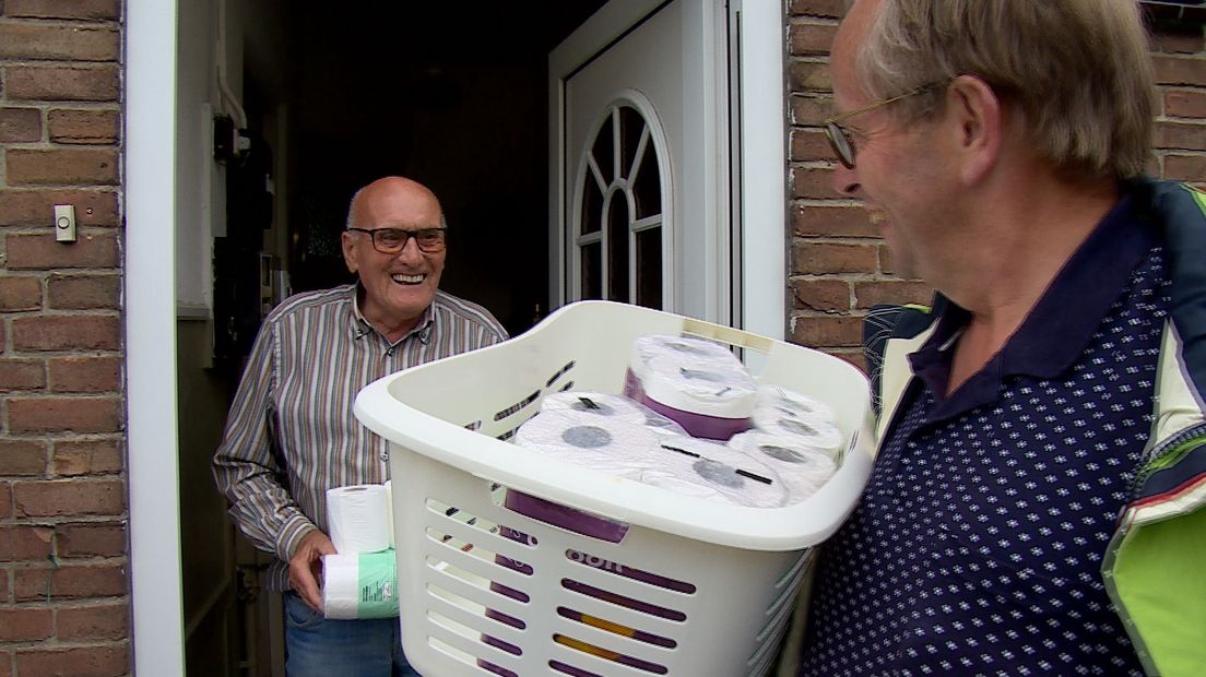 Dominee langs de deuren met wc-papier