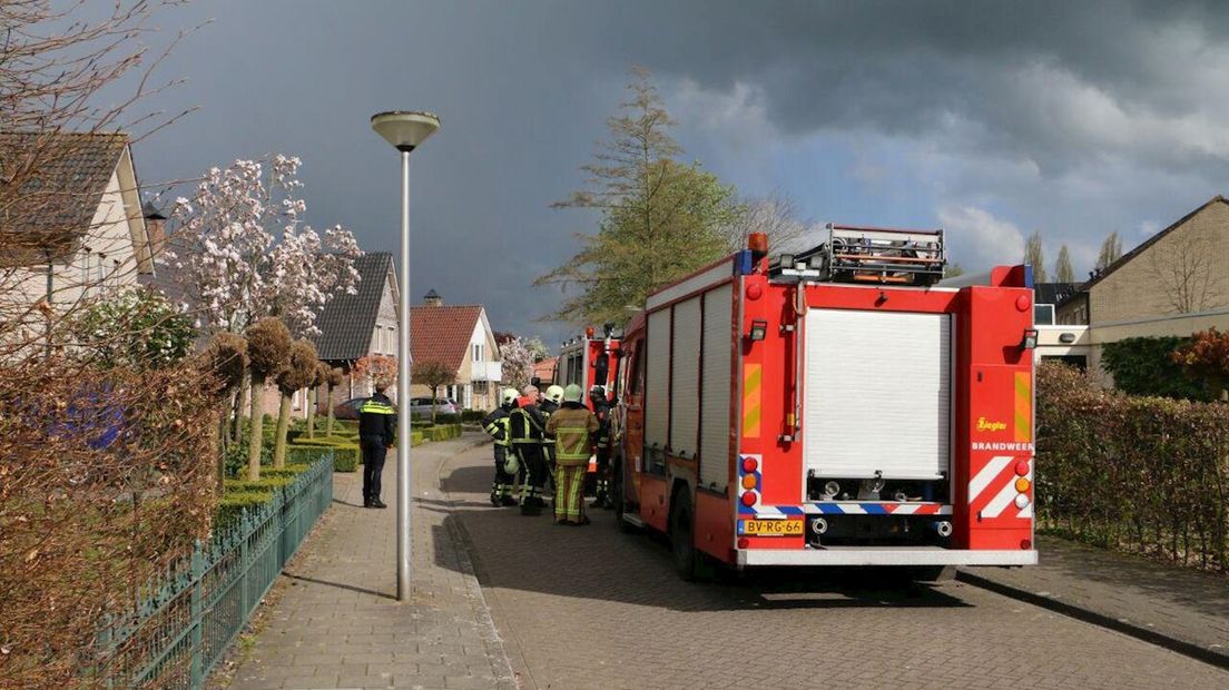 Brandweer arriveert in Kloosterlaan
