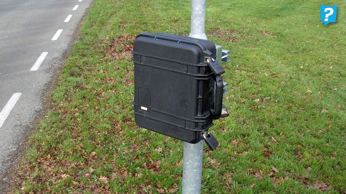 Een voorbeeld van een koffertje aan de lantaarnpaal (Rechten: Media Stadskanaal)
