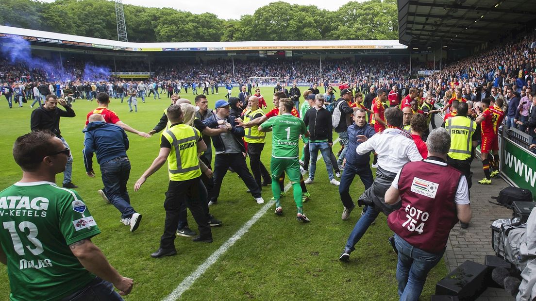 Supporters De Graafschap woest na promotie van Go Ahead Eagles naar de Eredivisie