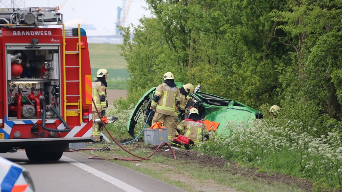 Auto rijdt tegen boom bij Ritthem