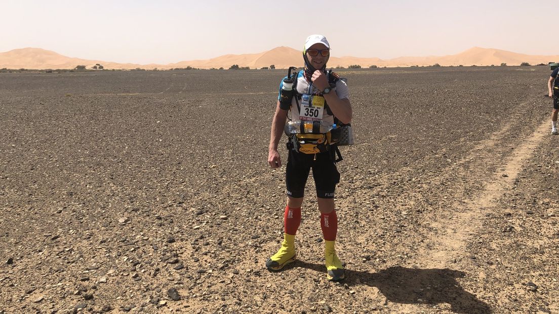 Alex liep 227 kilometer door de Sahara: 'Ineens is het niet ...