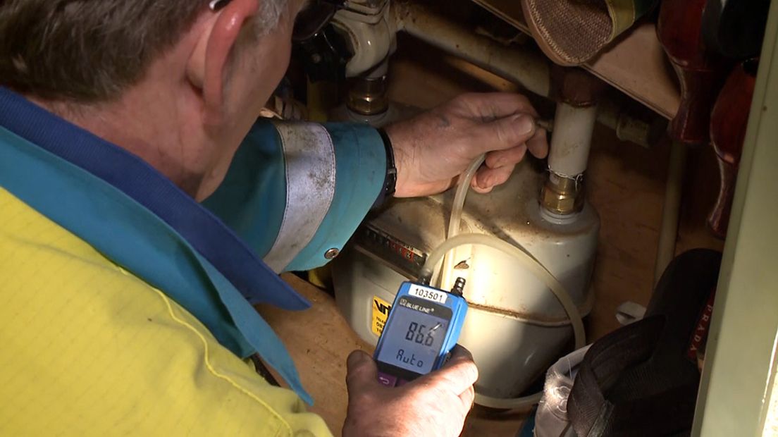 Steeds meer woningen in Ede krijgen weer gas. De teller staat nu op 113. Sinds gisteravond is netbeheerder Liander bezig met een megaklus om alle woningen in de wijk Maandereng weer op het gas aan te sluiten.