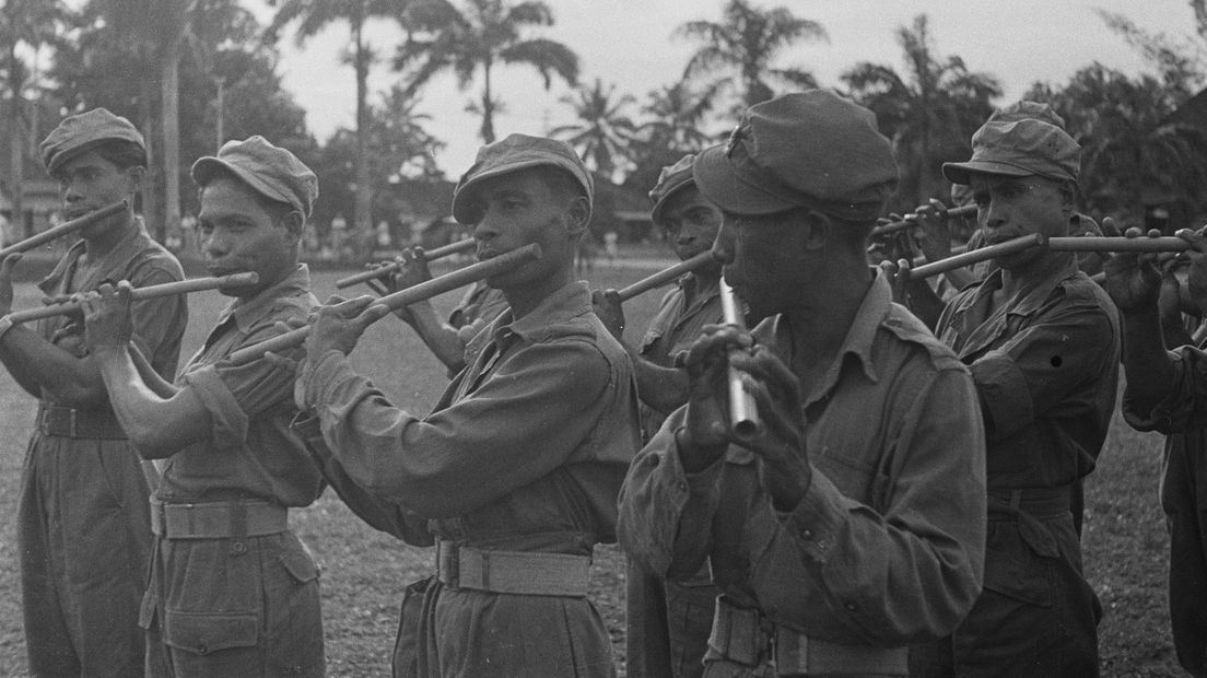 Een Ambonees fluitorkest (KNIL Infanterie VII) op het eiland Bangka, 1947