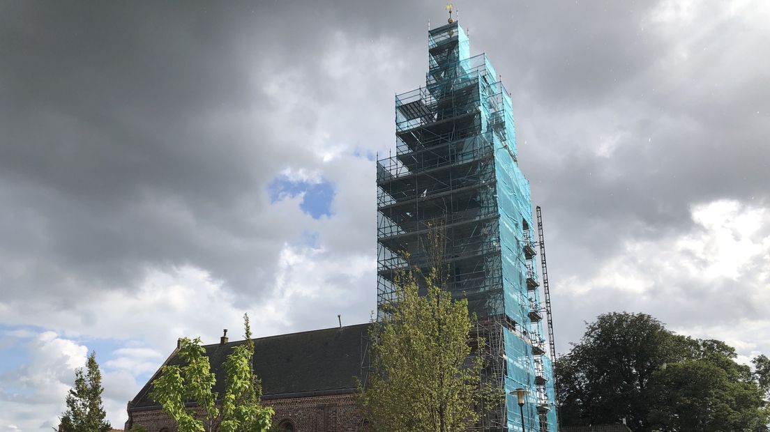 De kerktoren van Ulrum tijdens een restauratie in 2020