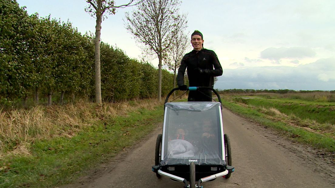Huub van Noorden traint achter de wandelwagen