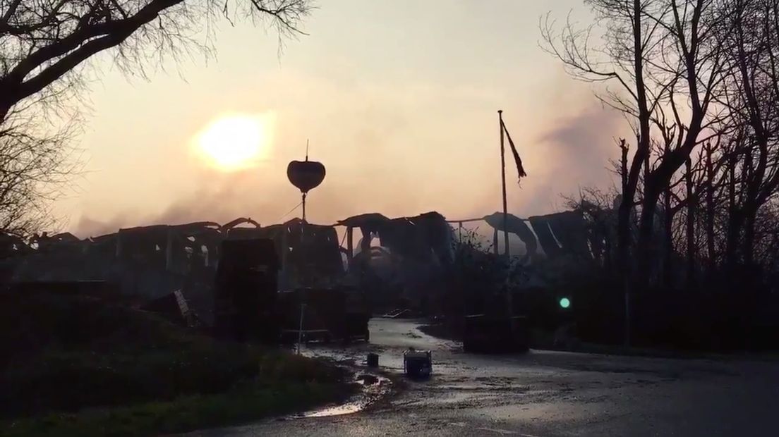 Blussen brand Kapelle gaat nog uren duren (video)