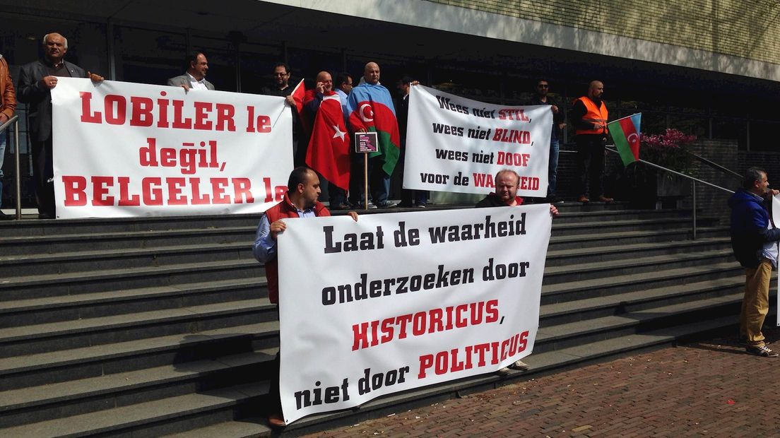Demonstratie van Turken in Almelo vanwege monument