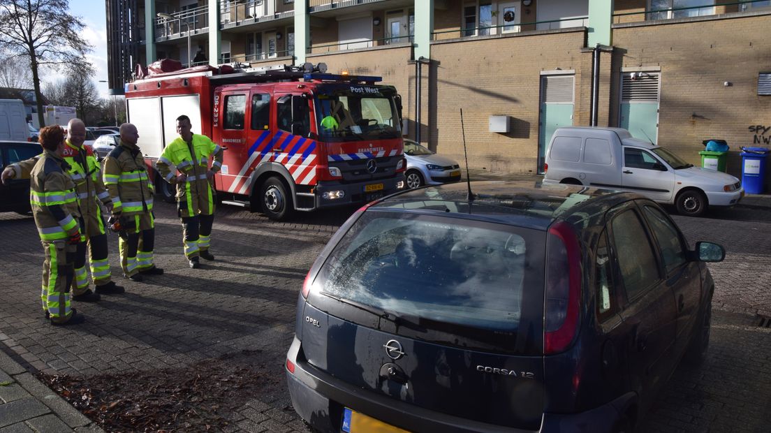Bij winkelcentrum Leuvensbroek in Nijmegen is vanmiddag een personenauto in de brand gestoken. Een oplettende omstander zag de brand ontstaan en kon het vuur blussen.