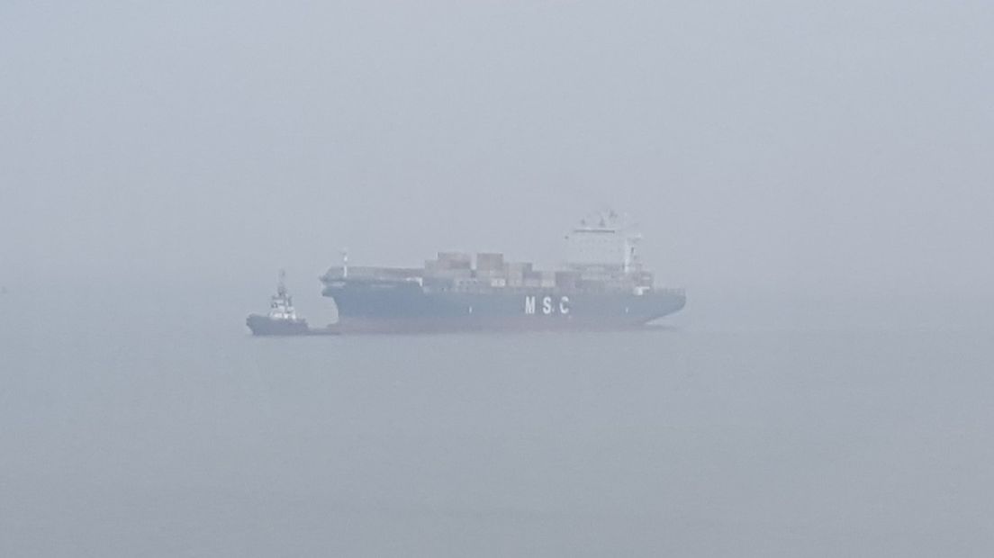 Containerschip stil door motorpech